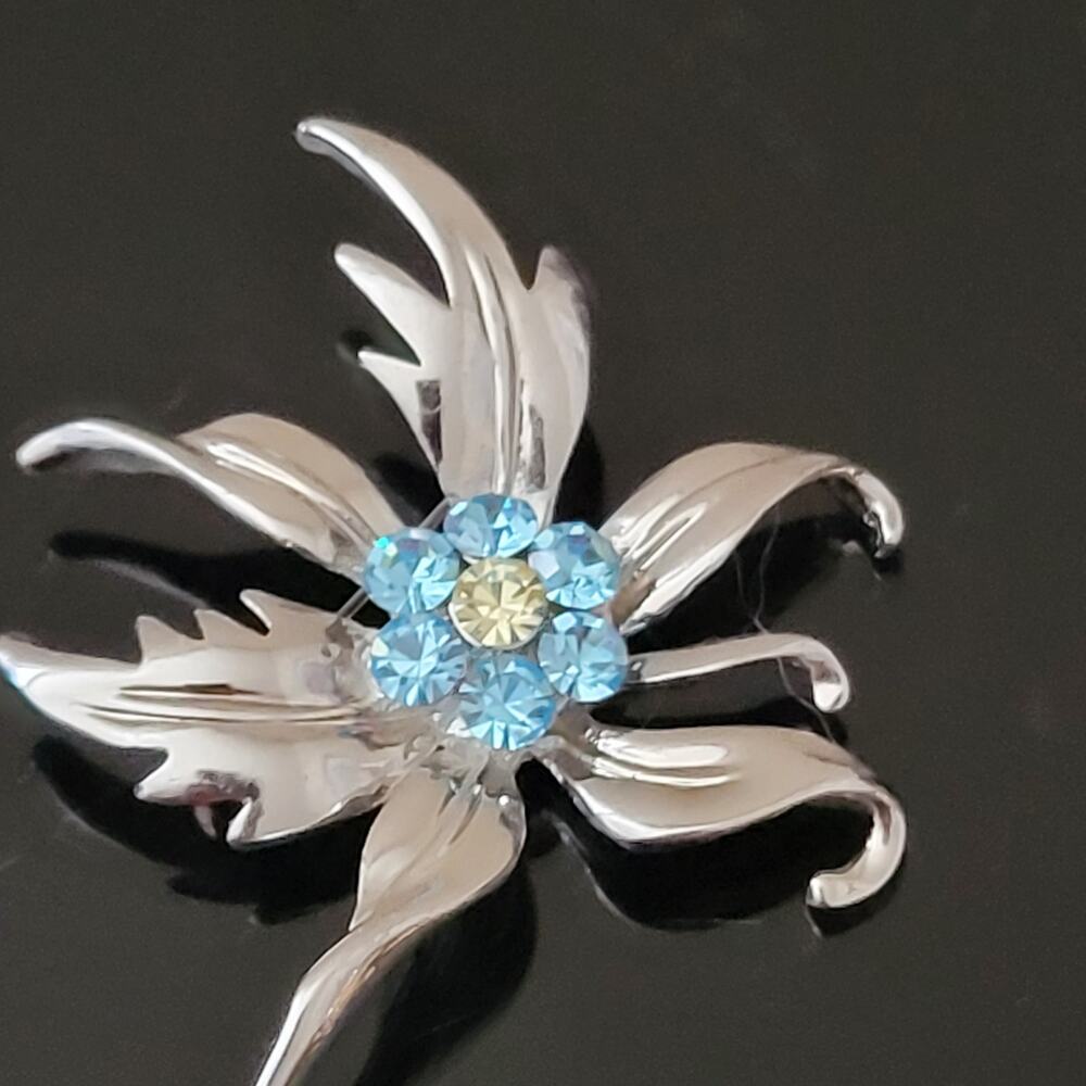 Silver Color‎ Nice Floral Leaf Brooch Aurora Borealis Blue Rhinestones in Middle
